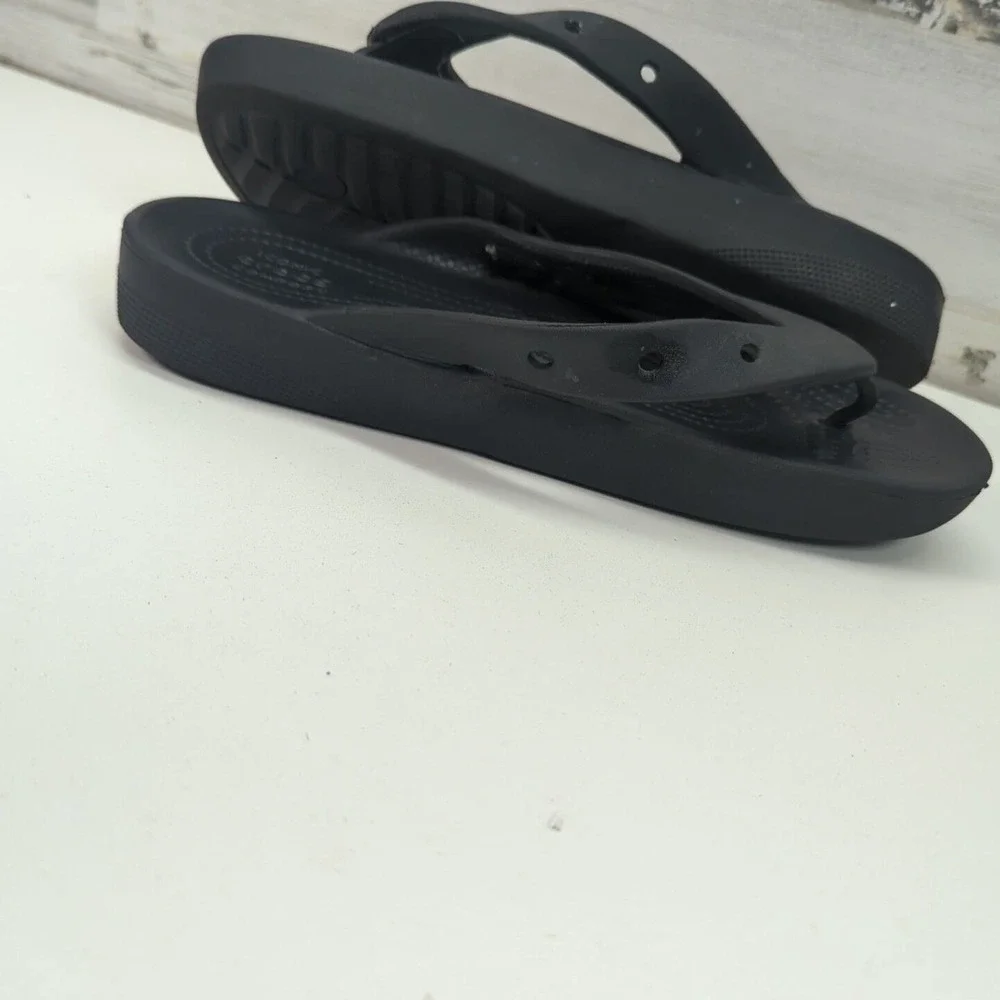 Crocs‎ Classic Flip Flops V2 Womens Size W 10 Black Slip On Thong Beach Sandals